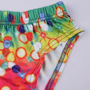 Bunte bedruckte Kinder Bademode Detailansicht, elastischer Bund, weicher Stoff, Strandmode.