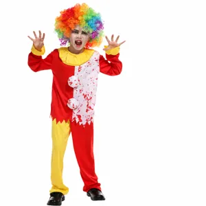 Detail des Horror-Clown-Kostüms für Kinder mit Blutfleck, bunter Perücke und Stoff.