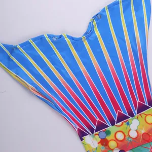 Kinder Meerjungfrau Badeanzug Schwanz Detail mit bunten Streifen und praktischen Druckknöpfen.