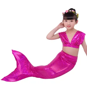 Dettaglio costume sirena bambina, top bikini e gonna coda di pesce rosa brillante per ragazze.