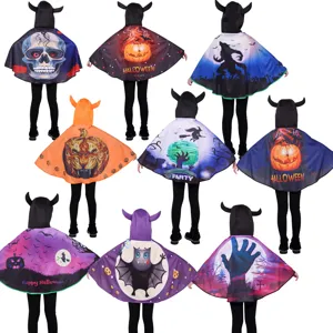 Detalle de capa de Halloween para niños con varios diseños espeluznantes de calabazas y calaveras.
