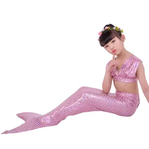 Dettaglio del costume da bagno sirena rosa per bambina con motivo a squame lucide.