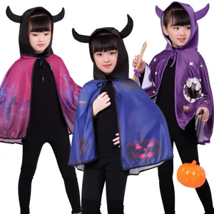 Capa de diablo con capucha de Halloween para niños con cuernos y divertidos estampados de calabaza.