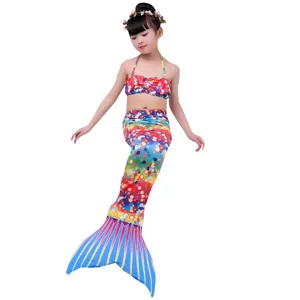 Kinder Meerjungfrau Badeanzug dreiteiliges Bikini Set mit bunten Farben für Strand und Schwimmen.