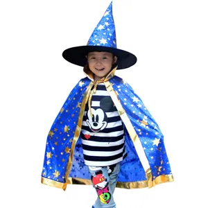 Détails du chapeau de sorcier étoile bleue et de la cape à capuche pour Halloween.