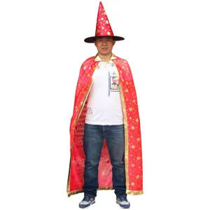 Vue detaillee montrant la cape de sorcier et le chapeau pointu etoiles rouge costume.
