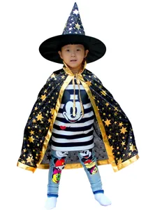 Vue détaillée du costume de cape de sorcière d'Halloween pour enfants avec haut et pantalon.