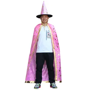Ensemble cape et chapeau de sorciere d'Halloween rose avec etoiles dorees pour fete.