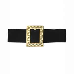 Gros plan détaillé d'une large ceinture élastique noire dotée d'une grande boucle dorée.