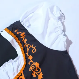 Oktoberfest deutsches bayerisches Kostüm Kleid mit weißen Ärmeln und orangefarbenen Details.