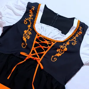 Detailansicht des traditionellen bayerischen Oktoberfest Dirndl Kleides mit Orangenmuster.