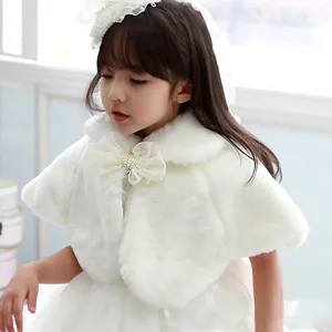 Gros plan détaillé d'une jolie cape en peluche blanche pour fille avec nœud de perles.