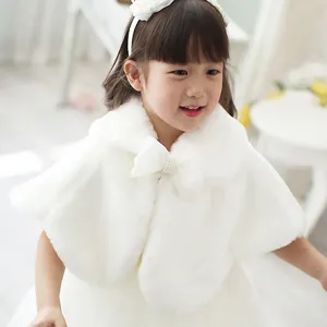 Gros plan sur la cape en peluche blanche pour enfants avec fausse fourrure douce et nœud.