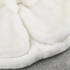 Détail de cape en fausse fourrure blanche pour fille, châle d'hiver pelucheux avec nœud.