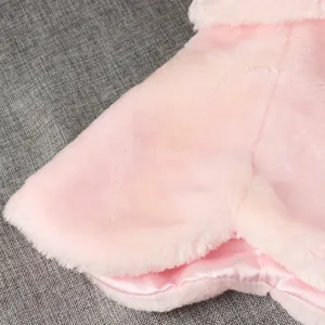 Vue rapprochée de la cape rose duveteuse pour enfants, tissu moelleux et doublure en satin.