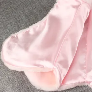 Détail de cape en peluche pour filles, doublure satin rose doux et bordure blanche.