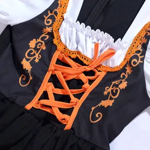 Traditionelles deutsches Oktoberfest Dirndl Kleid mit schwarzem Mieder und oranger Schnürung.
