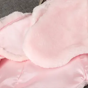 Détail de cape en peluche rose, fausse fourrure douce et doublure satin, vêtement fille gros plan