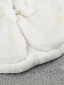 Cape d'hiver en fausse fourrure blanche pour fille avec nœud et perles, vue principale.