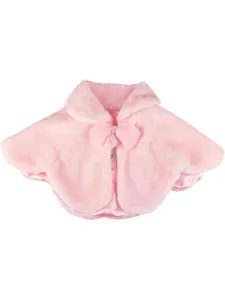 Jolie cape d'hiver rose en fausse fourrure pour petite fille avec joli nœud pour fête.