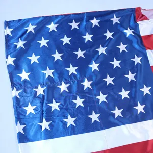 Nahaufnahme des sternbesetzten Flaggenstoff-Capes, mit hochwertigem Nationalflaggen-Druck.