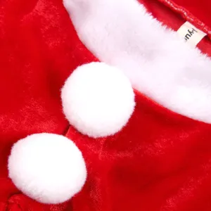 Detalle disfraz papa noel terciopelo rojo peluche pompon ninos fiesta espectaculo primer plano