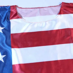 Nahaufnahme des US-Flaggen-Umhang-Details mit rot-weißen Streifen und blauem Sternmuster