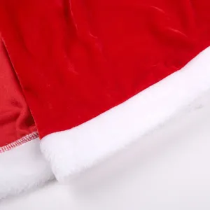 Primer plano de terciopelo rojo y ribete de felpa blanca para disfraz de Papá Noel.