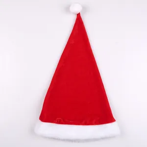 Gorro de Papá Noel rojo de felpa con borde blanco, detalle de disfraz de fiesta suave