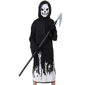 Vista dettagliata del costume da mietitore di Halloween con tunica nera e falce.