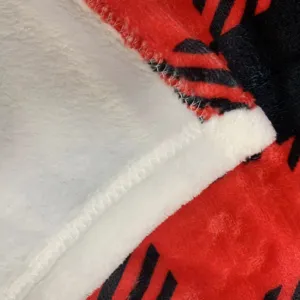 Nahaufnahme von weichem rot-schwarzem Flanell-Deckenstoff mit sauberen Kanten.
