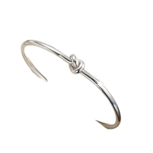 Minimalistischer Titanstahl Knoten offener Armreif, schicke Mode Silber Metall Armband Damen.