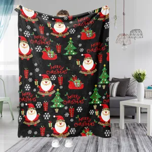 Detalle de manta de franela navideña con estampado de Papá Noel, decoración muy cálida.