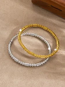 Goldenes und silbernes Edelstahl Perlenarmband, elegantes minimalistisches Schmuckdetail.