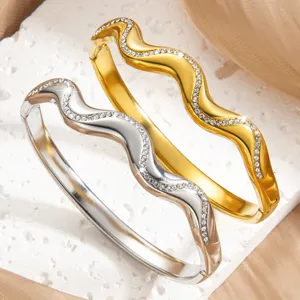 Unregelmäßiger Welliger Armreif Titanstahl PVD 18K Vergoldet Zirkonia Strass Armband Für Damen Mode Schmuck