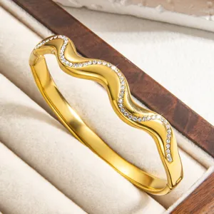Goldfarbenes, gewelltes Zirkonia Armband aus 18K PVD Titanstahl, eleganter Modeschmuck.