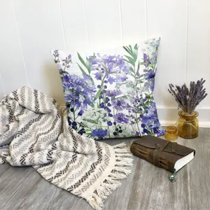 Gros plan de la housse de coussin lavande avec impression florale vibrante dans un décor cozy.