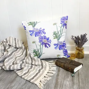Housse de coussin décorative de style nordique avec imprimé floral bleu pour salon chaleureux.