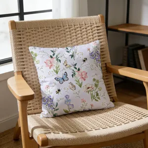 Vista detallada de funda de cojin floral bohemio con estampado botanico de mariposas en silla.