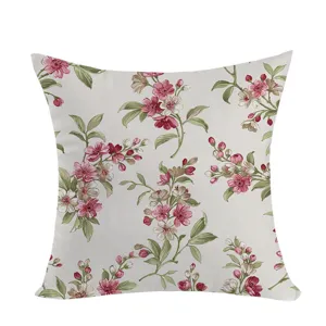 Vista detallada de una funda de cojín floral rosa vintage, ideal para decorar el sofá de casa.