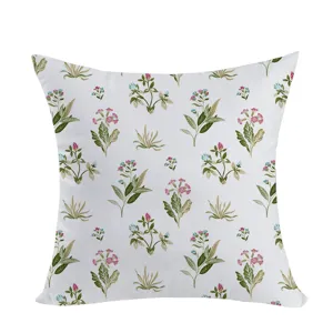 Primer plano de la funda de cojín floral, accesorio de decoración acogedor para el sofá.