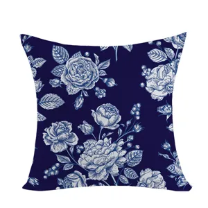Primer plano detalle funda de cojín cuadrada con estampado floral rosa vintage azul