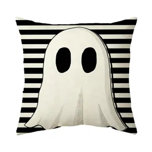 Funda de cojín decorativa de Halloween con diseño de fantasma y rayas blancas y negras.