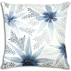 Primer plano del hermoso detalle del estampado floral acuarela azul en la tela del cojín.