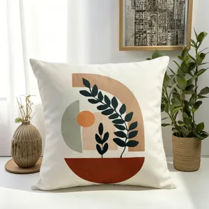 Vue détaillée d'une housse de coussin décorative à imprimé géométrique botanique abstrait.