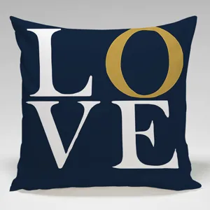 Housse de coussin décorative moderne bleu marine et blanche avec motif typographique LOVE.
