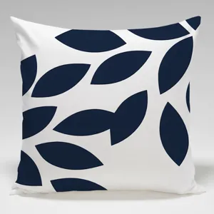 Détail de housse de coussin moderne bleu marine et blanc avec motif de feuilles, déco.