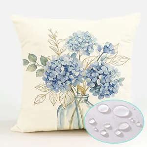 Housse de coussin imperméable en polyester hortensia bleu nordique pour canapé déco.
