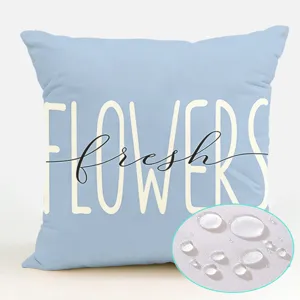 Housse de coussin imperméable en polyester bleu nordique avec impression de fleurs.