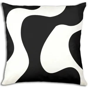 Gros plan détail de la housse de coussin décorative à motif de vagues noir et blanc.